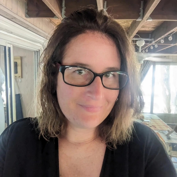 Meet your Posher, Liz - Picture 1 of 1